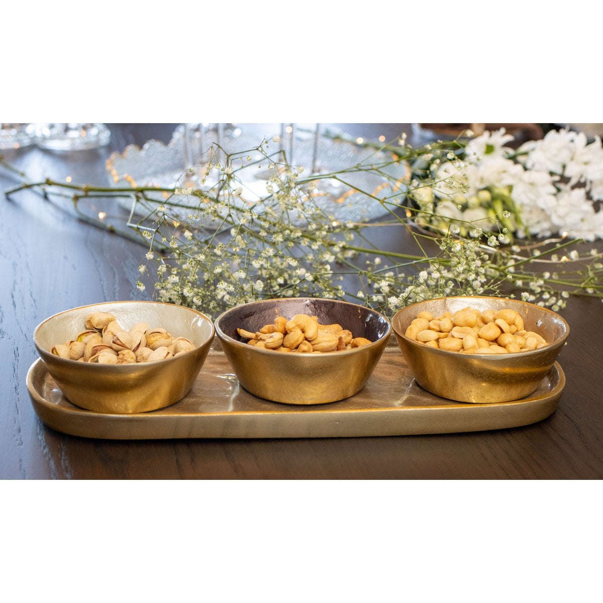 Aperitif -Set von 3 Tassen auf dem ovalen Plateau