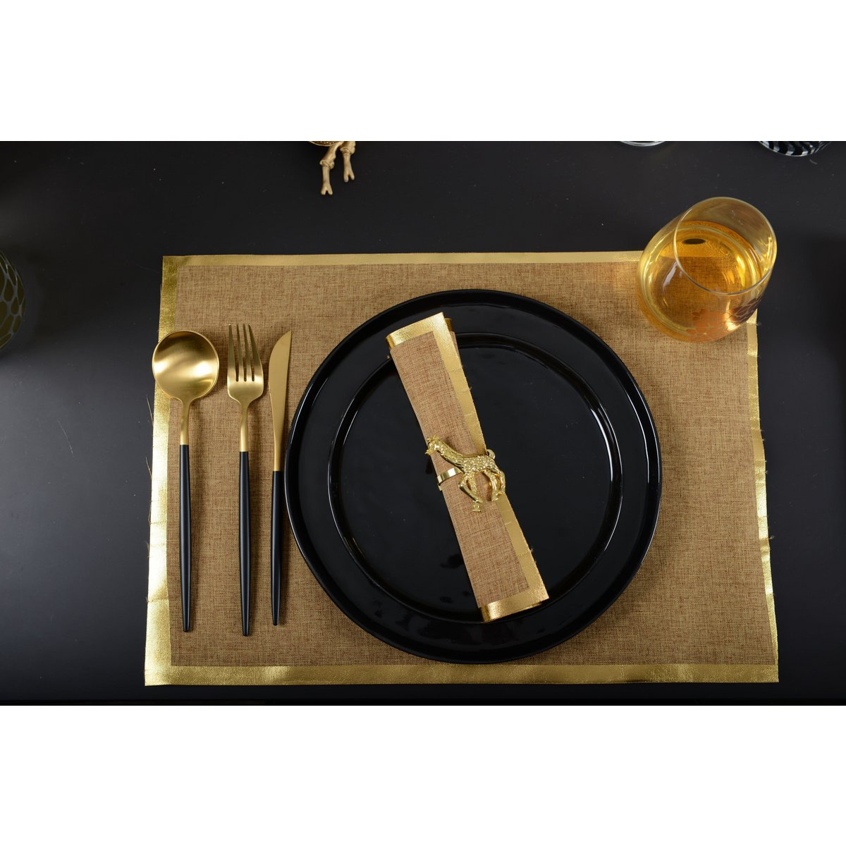 Hausfrau 24 goldene und schwarze Stücke