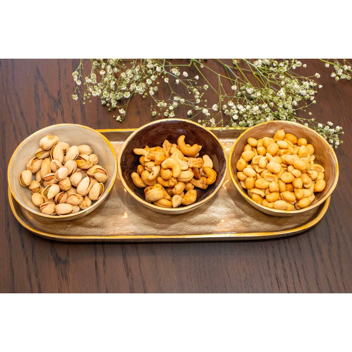 Aperitif -Set von 3 Tassen auf dem ovalen Plateau